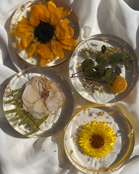 Resin floral coaster featuring real preserved flowers, handcrafted by Happihome for elegant home décor and gift sets.