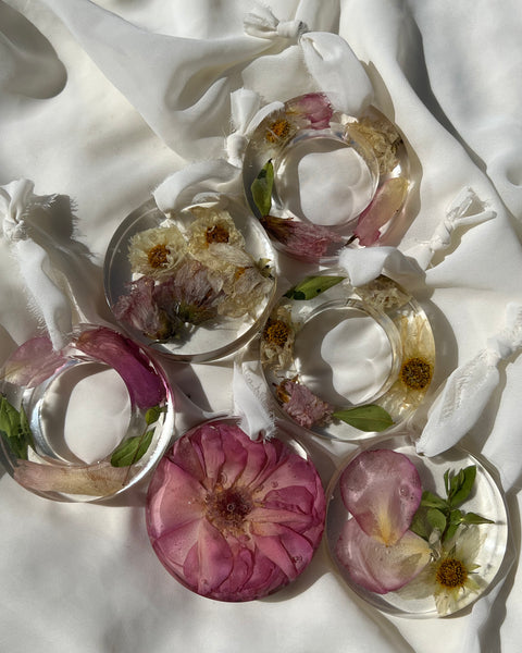 Set of six handcrafted resin Christmas ornaments with preserved flowers, designed by Happihome for elegant holiday décor.