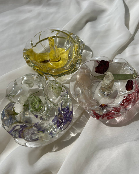 Scalloped resin ring dish with preserved flowers, handcrafted by Happihome for elegant jewelry display and floral décor.