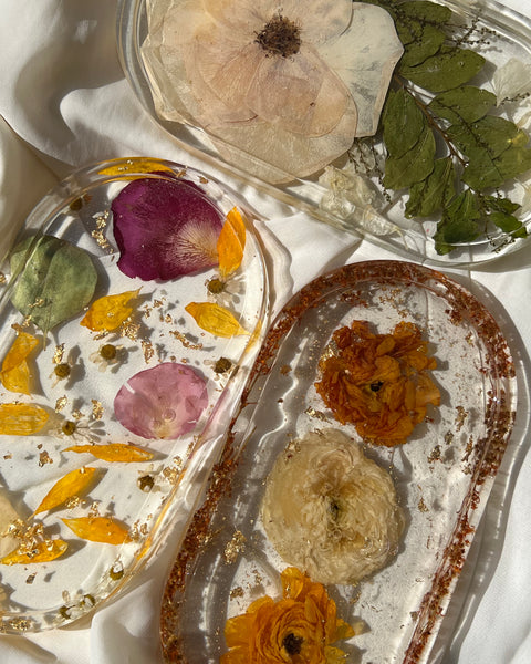 Resin trinket tray featuring real preserved flowers, handcrafted by Happihome for stylish keepsake and décor use.