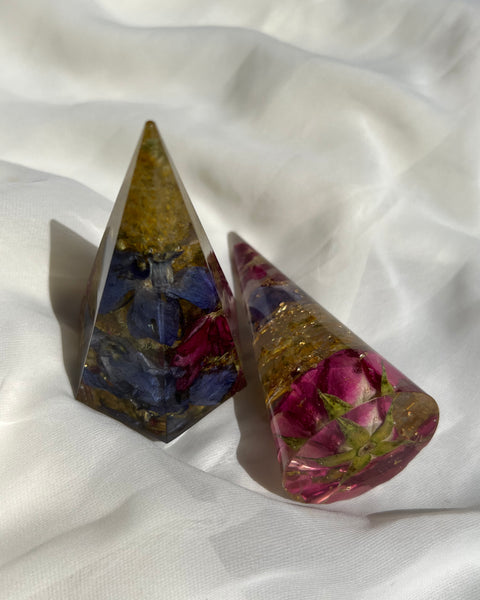 Resin ring cone with preserved flowers, handcrafted by Happihome as a charming floral jewelry holder.