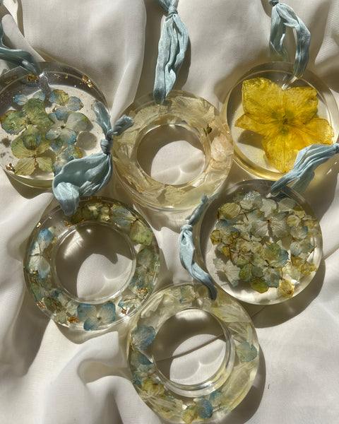 Set of six handcrafted resin Christmas ornaments with preserved flowers, designed by Happihome for elegant holiday décor.