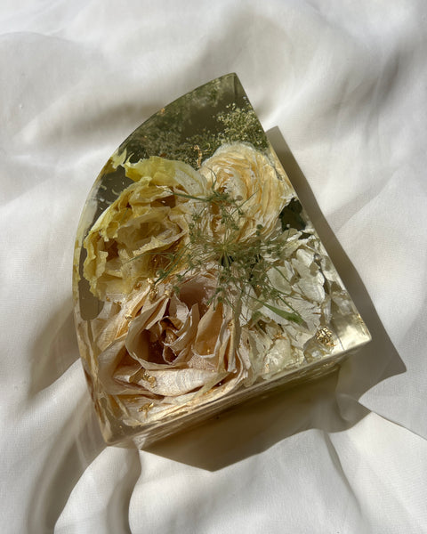 Handcrafted 6-inch resin bookend with yellow & white pressed flowers, beautifully preserved by Happihome.