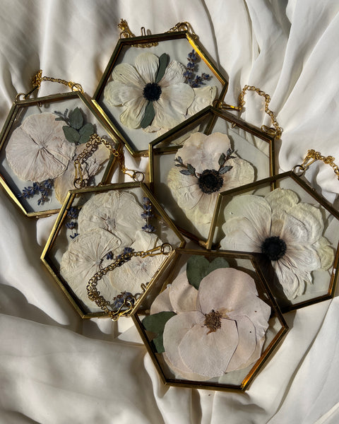 Brass hanging ornament featuring preserved flowers in resin, handcrafted by Happihome for vintage-inspired floral décor.