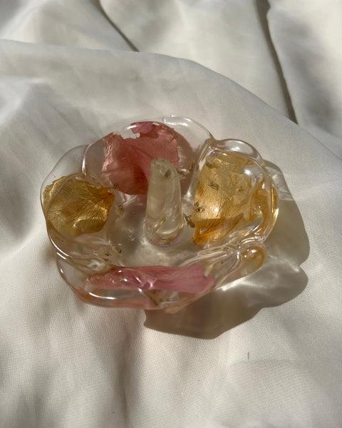 Scalloped resin ring dish with preserved flowers, handcrafted by Happihome for elegant jewelry display and floral décor.