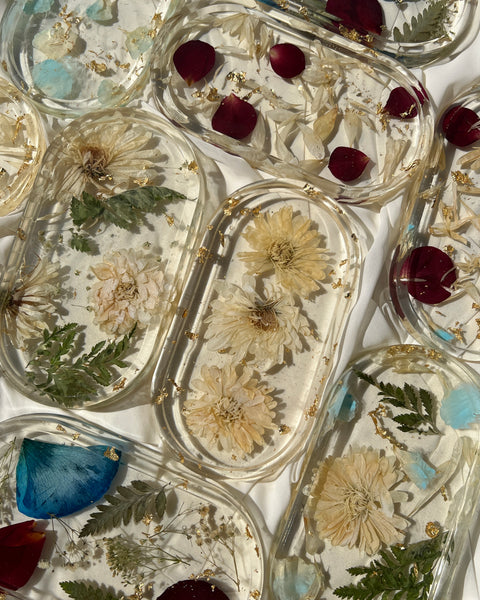 Resin trinket tray featuring real preserved flowers, handcrafted by Happihome for stylish keepsake and décor use.