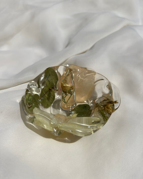 Scalloped resin ring dish with preserved flowers, handcrafted by Happihome for elegant jewelry display and floral décor.