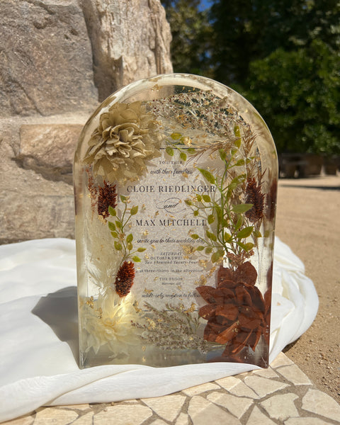 9-inch arch resin keepsake with real preserved blooms and weeding invitation card, beautifully crafted by Happihome.